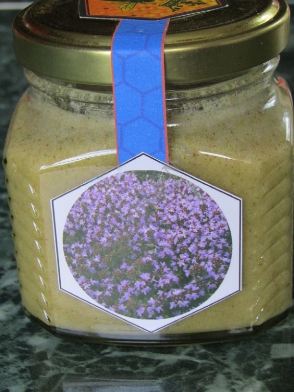 Мед натуральный с травой чабреца (тимьяна).