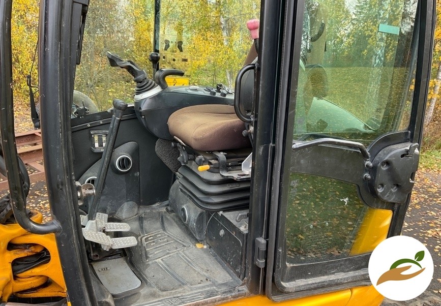 2011 экскаватор JCB 8055