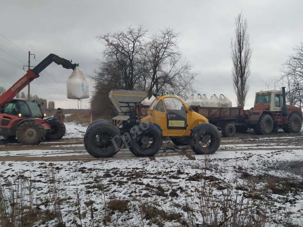 Внесение минеральных удобрений и опрыскивание полей